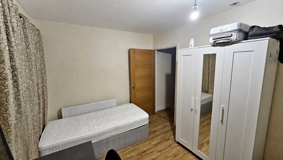 One vacancy bed in a twin room