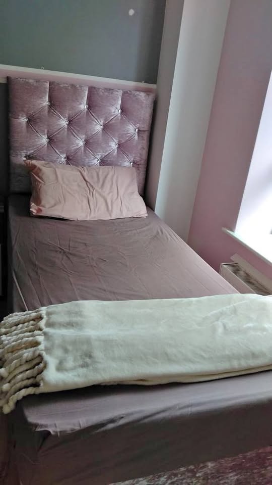 Rent a single bed in sharing room