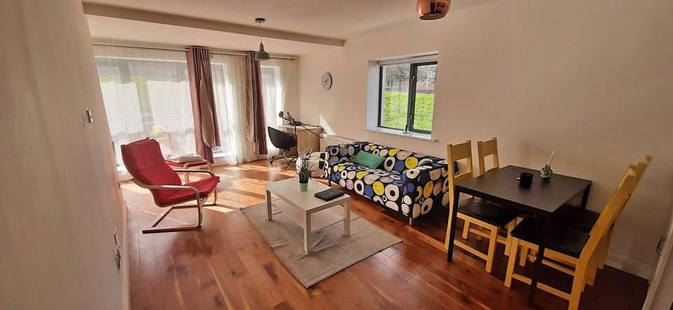 ENSUITE ROOM AVAILABLE, IN 2 BED APARTMENT
