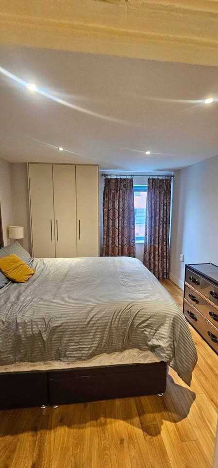 Quarto de casal com banheiro privativo (suíte) disponível em apartamento moderno e confortável.