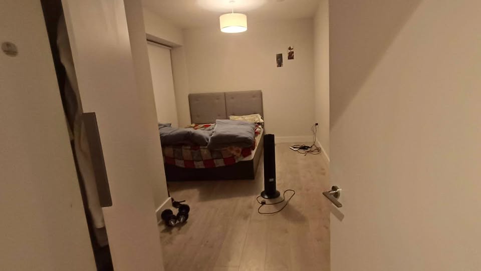 Double bedroom with twin beds for single occupancy
