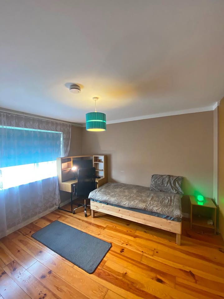 1 bed 2 baths Room only