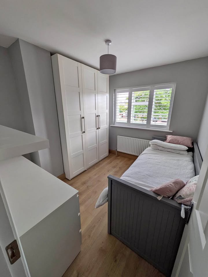 A beautifully presented, fully furnished single room available in a modern, well-maintained owner-occupied home in the heart of Ratoath village. We are a quiet,