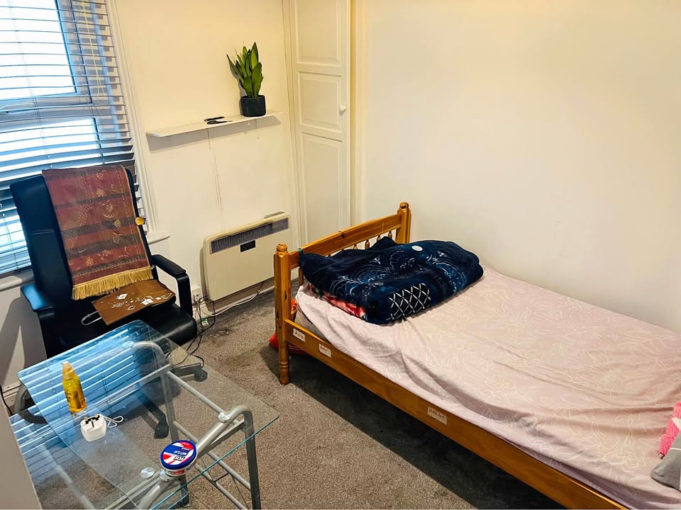 Hi single room available from 13th July to 11th August Address 150D North Strand Road