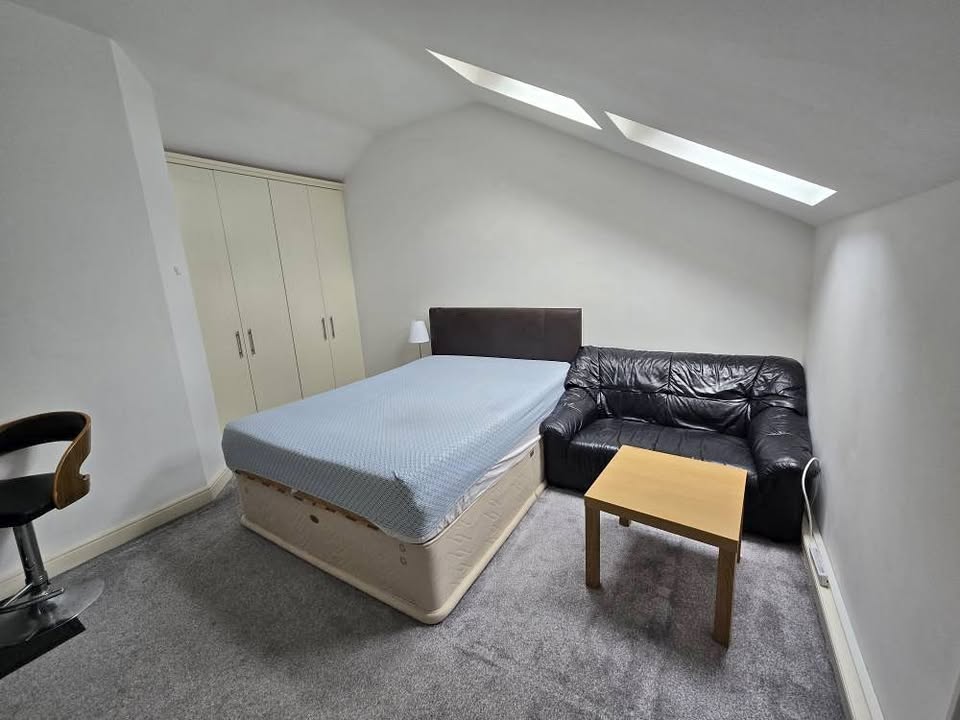 Charming & Self-Contained Studio