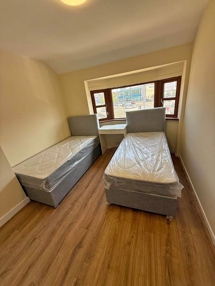 Bright twin room available for immediate move-in! 🔑