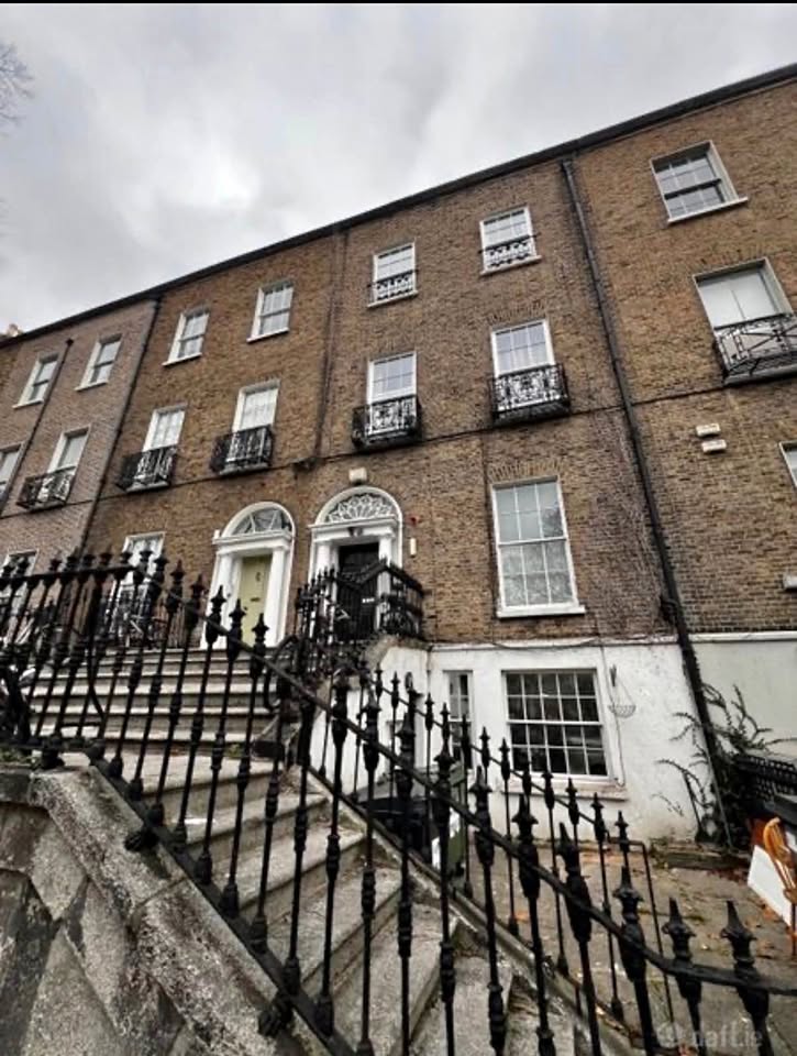 We have a single bedroom available in a 2-bedroom, 1-bathroom house in a fantastic location, close to shops, public transport, and other essential amenities.