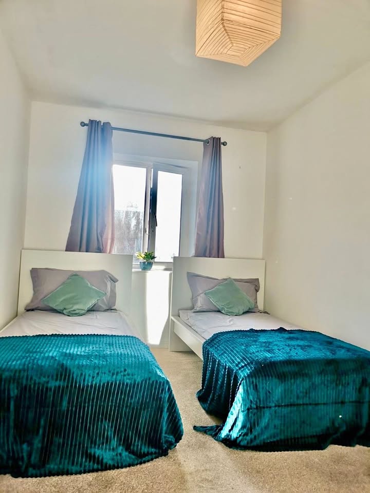 3 beds 1 bath Room only