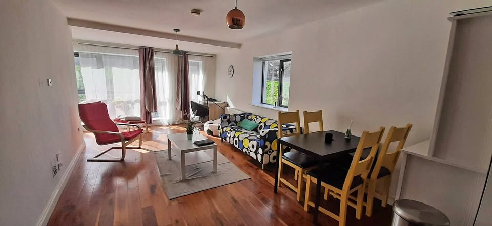 ENSUITE ROOM AVAILABLE, IN 2 BED APARTMENT