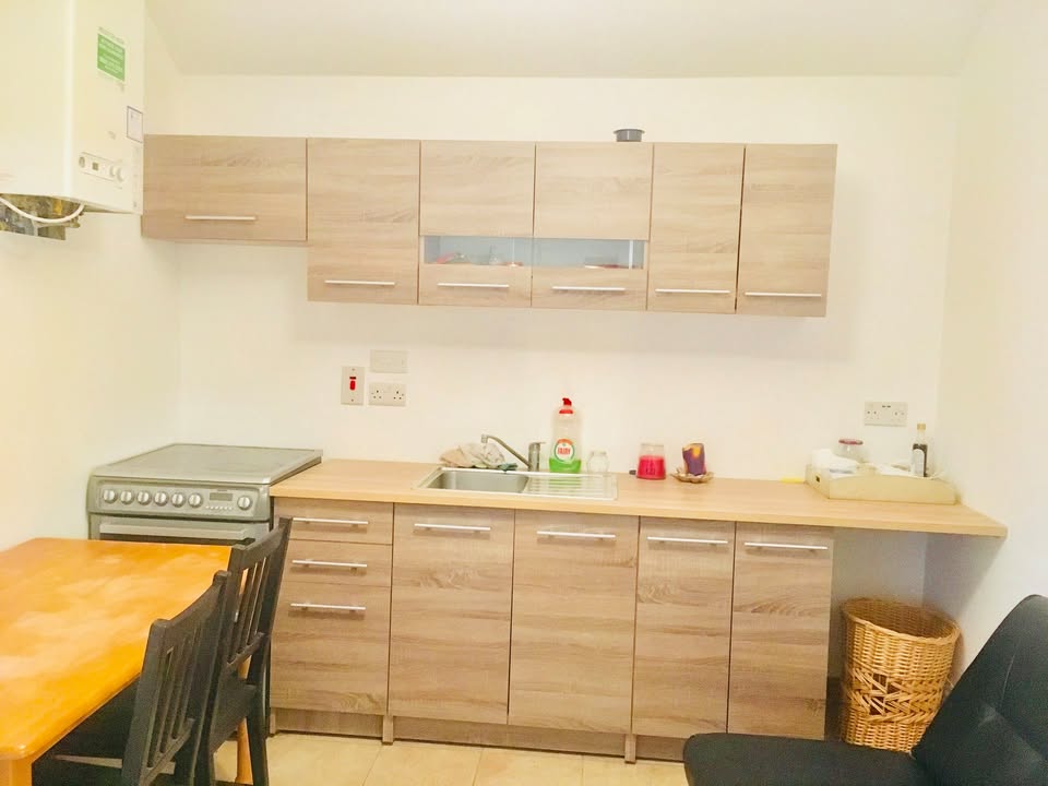 Room on championship sized tennis court near Dublin Airport with sea views for rent