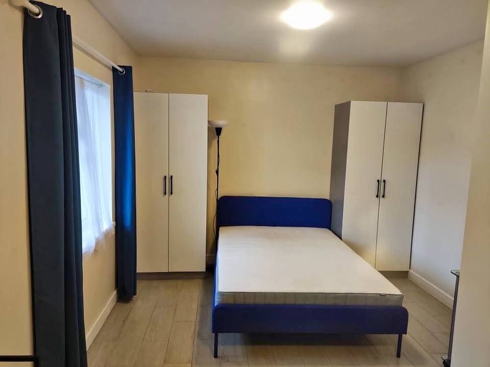 Studio based shanliss ave santry Dublin 9,. 2min walking to ALDI shop ,15min walk to dcu ,all good area , looking for couple or 2 friend