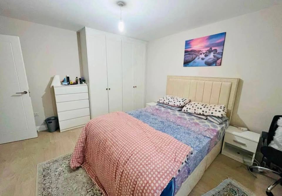 Double Ensuite Room ( on separate floor )