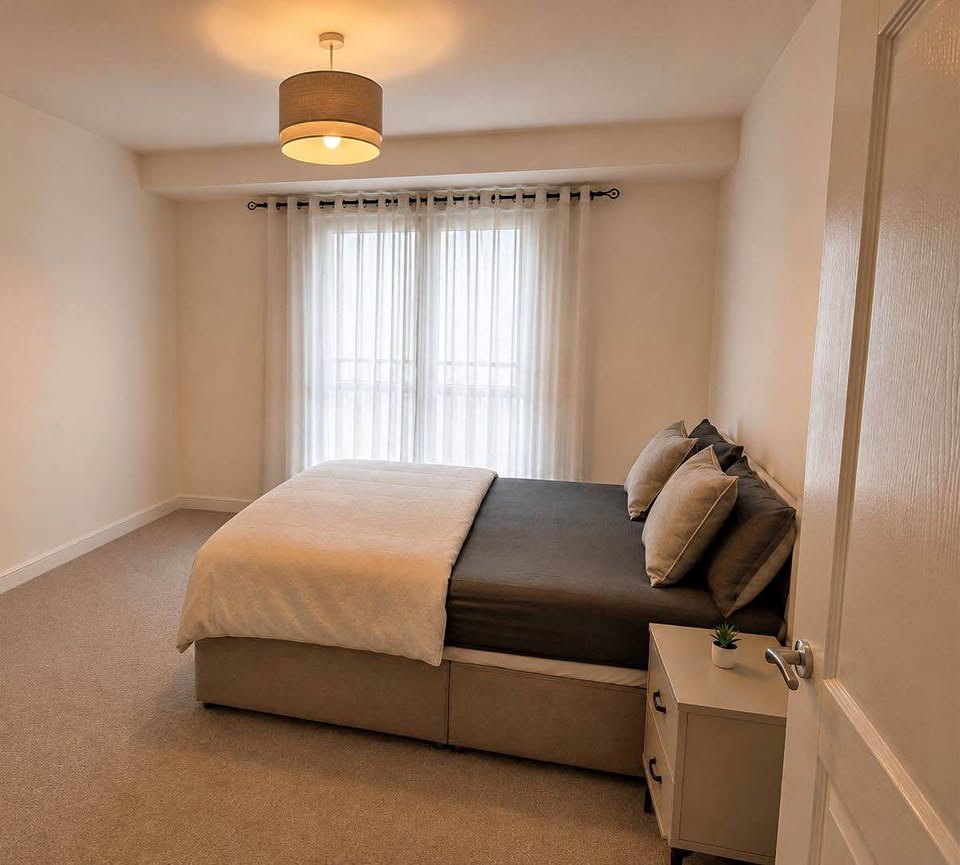 Spacious double bedroom available to rent in a fully furnished 2-bed apartment in Parkwest, Dublin 12.