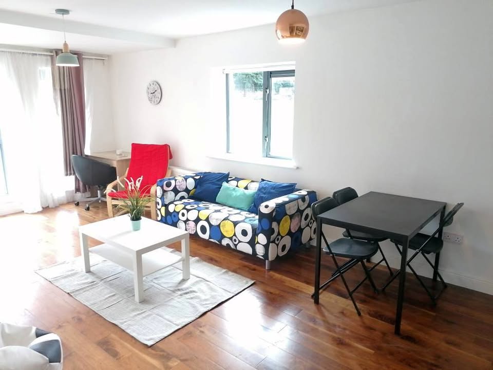 ENSUITE ROOM AVAILABLE, IN 2 BED APARTMENT