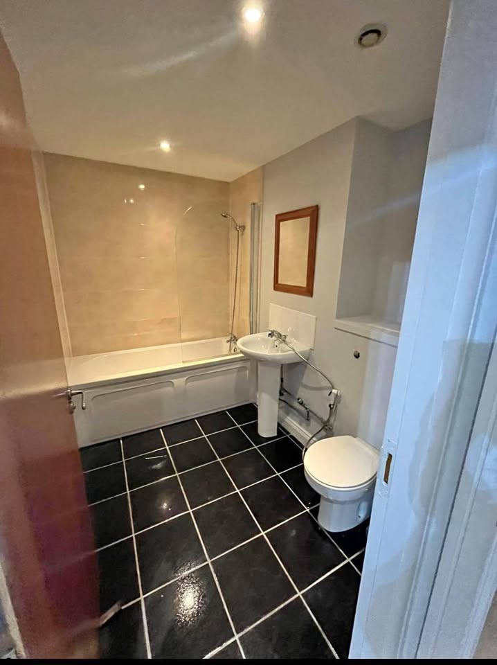 Private Room with Private Bathroom – Adelaide Square, Dublin 8 (Single person preferred. No couples or room sharing)