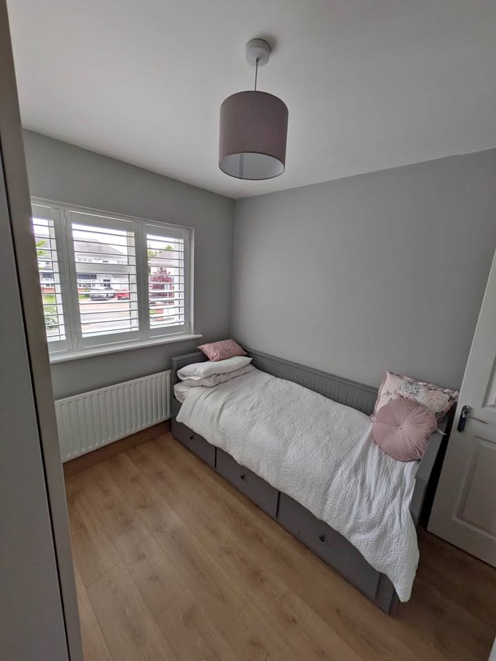 A beautifully presented, fully furnished single room available in a modern, well-maintained owner-occupied home in the heart of Ratoath village. We are a quiet,